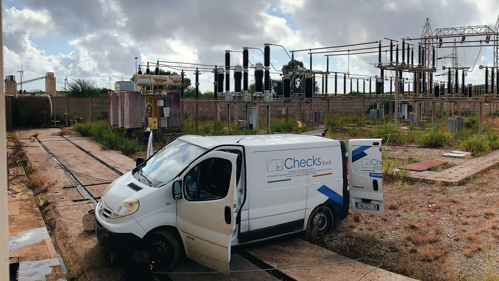 Mezzo operativo CHECKS presso un impianto elettrico industriale